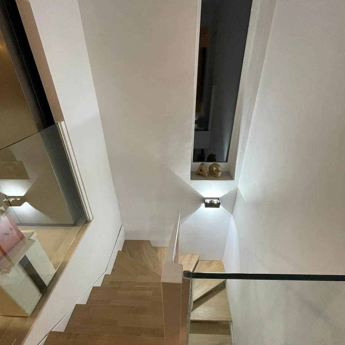 Detalle de escalera de madera maciza